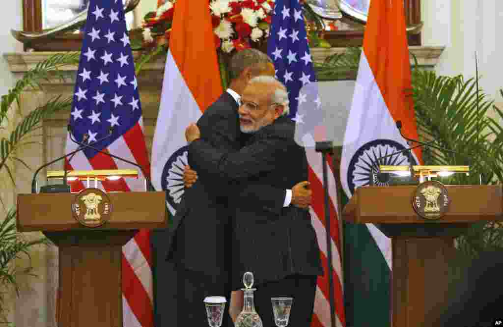 U.S. President Barack Obama and Indian Prime Minister Narendra Modi hug after they jointly addressed the media after their talks in New Delhi, India, Jan. 25, 2015.