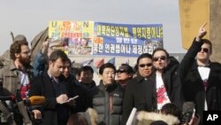 “人权基金会”主席托尔•哈佛森（右二）在记者会上讲话，脱北者、“自由朝鲜斗士”组织主席朴尚赫（中）在一旁聆听。