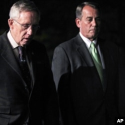 Le leader de la majorité démocrate au Sénat, Harry Reid (à gauche), et le président de la Chambre des représentants, John Boehner, au sortir d'une réunion à la Maison-Blanche