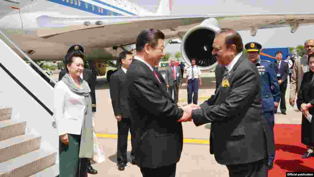 چین کے صدر شی جنپنگ اپنے پہلے دو روزہ سرکاری دورے پر منگل کو اسلام آباد پہنچے۔