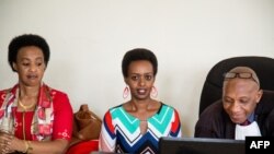 Diane Rwigara n'umubyeyi we, Adeline Rwigara, bicaranye n'umwavoka ubaburanira, Pierre Buhuru, ku rukiko rukuru i Kigali, Rwanda kw'itariki 7-11-2018