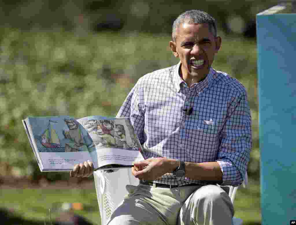 Presiden Barack Obama membacakan buku cerita&nbsp;&quot;Where the Wild Things Are&quot; yang ditulis Maurice Sendak, pada Easter Egg Roll Gedung Putih di halaman selatan Gedung Putih, Washington, D.C. Ribuan anak berkumpul di halaman Gedung Putih untuk acara tahunan ini, yang menghadirkan musik live, masak-memasak, pembacaan buku cerita, dan tentu saja, pengguliran telur Paskah.