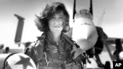 La Pilote Tammie Jo Shults en 1992, qui a réussi un atterrissage d'urgence après l'explosion d'un réacteur cette année. 