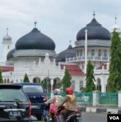 Pembangunan hotel dan mall yang direncanakan berada di seberang Masjid Raya Baiturrahman dikhawatirkan akan mengganggu kehormatan masjid.