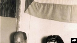 Eduardo Momdlane com Che Guevara, numa reunião em Dar-es-Salaam