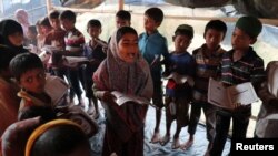 Cox's Bazar ဒုက္ခသည်စခမ်းတွင်းက ရိုဟင်ဂျာ ကလေးတွေ Arabic ကျောင်းမှာ ကိုရမ်ကျမ်းစာ ရွတ်ဆိုနေစဉ်။