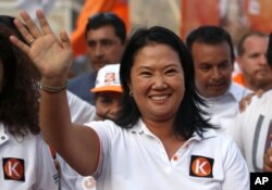 Presidential candidate Keiko Fujimori, of the "Fuerza Popular" political party, waves to supporters as she campaigns in San Juan de Lurigancho shantytown on the outskirts of Lima, Peru, March 22, 2016.