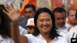 Kandida a la prezidans Keiko Fujimori, lidè pati "Fòs Popilè a" pandan li tap mennen kanpay nan yon bidonvil nan Lima nan dat 22 mas 2016 la.