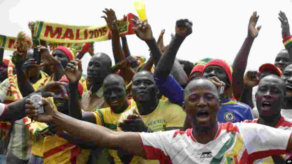Des supporters maliens acclamaent de leur équipe nationale de football à l'arrivée de celle-ci à l'aéroport international de Malabo à Malabo, Guinée équatoriale vendredi 16 janvier 2015.