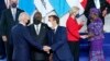 El presidente de Estados Unidos, Joe Biden, saluda a sus homólogos, Emmanuel Macron de Francia y Felix Tshisekedi de República Democrática del Congo, en la reunión del G20 celebrada este fin de semana.