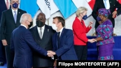 El presidente de Estados Unidos, Joe Biden, saluda a sus homólogos, Emmanuel Macron de Francia y Felix Tshisekedi de República Democrática del Congo, en la reunión del G20 celebrada este fin de semana.