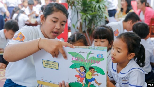 Children are being encouraged to read on National Reading Day at the National Institution of Education, Phnom Penh, Cambodia, March 11, 2017. (Khan Sokummono/VOA Khmer)