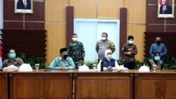Gubernur Jawa Timur,(tengah), Wali Kota Surabaya, Plt Bupati Sidoarjo, serta Sekda Kabupaten Gresik sepakati PSBB (foto Petrus Riski/VOA).