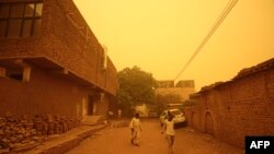 Des habitants de Khartoum en pleine tempête de sable, au Soudan, le 29 mars 2018.