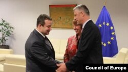 Serbian Prime Minister Ivica Dacic shakes hands with the Prime Minister of Kosovo Hasim Thaci in front of EU High Representative Catherine Ashton (EU)