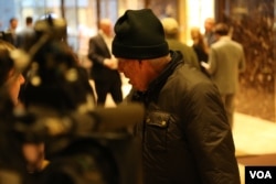 A man chats with the press pool at Trump Tower in New York, Dec. 12, 2016. (R. Taylor/VOA)