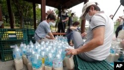 지난 2020년 6월 한국 서울에서 탈북민 단체 관계자들이 북한으로 풍선에 매달아 날려보낼 쌀과 마스크 등을 준비하고 있다.