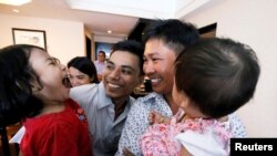 Reuters muhabirleri Wa Lone ve Kyaw Soe Oo hapishane çıkışında meslektaşları ve aileleri tarafından karşılandılar.