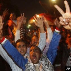 میسریه‌کان له‌ خۆشی ده‌ستبه‌رداربوونی موباره‌ک له‌ ده‌سه‌ڵات ئاهه‌نگ ده‌گێڕن، شه‌وی هه‌ینی 11 ی دووی 2011