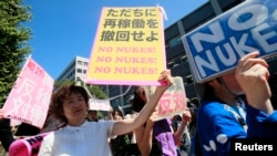 Anti-nuclear protesters hold a rally outside Japan's Prime Minster Yoshihiko Noda's official residence in Tokyo, August 22, 2012.