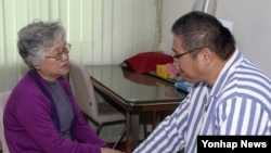Bà Myunghee Bae gặp ông Kenneth Bae tại một khách sạn ở Bình Nhưỡng, ngày 11/10/2013.