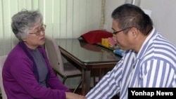 북한에 억류 중인 한국계 미국인 케네스 배(한국명 배준호)씨가 지난해 10월 평양을 방문한 모친 배명희씨를 만났다.