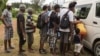Des Seychellois qui participent à un programme de désintoxication font la queue pour recevoir des médicaments sur l'île de Mahé, où se trouve la capitale Victoria. (Yasuyoshi CHIBA / AFP)