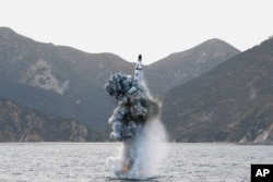 Một phi đạn đạn đạo được phóng thử nghiệm từ tàu ngầm trong một bức hình không đề ngày tháng do thông tấn xã KCNA của Bắc Triều Tiên công bố ở Bình Nhưỡng, ngày 24 tháng 4, 2016.