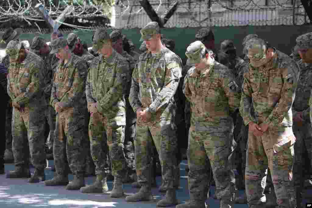 Pasukan NATO mengheningkan cipta dalam upacara peringatan 14 tahun serangan teroris terhadap Amerika Serikat di markas besar Pasukan Bantuan Keamanan Internasional di Kabul, Afghanistan, 11 September 2015.