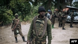 Un soldat des Forces armées de la République démocratique du Congo (FARDC) participe à une patrouille à pied dans le village de Manzalaho près de Beni le 18 février 2020.