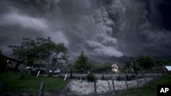 Asap bergulung ke udara menyusul letusan gunung berapi Colima, dekat kota Comala, Meksiko (10/7). (AP/Sergio Tapiro Velasco)