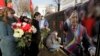 3月6日明斯克民众在委内瑞拉使馆前献花