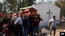 Personas se preparan para enterrar a una persona que falleció en una explosión de un oleoducto, en la localidad de Tlahuelilpan, México.