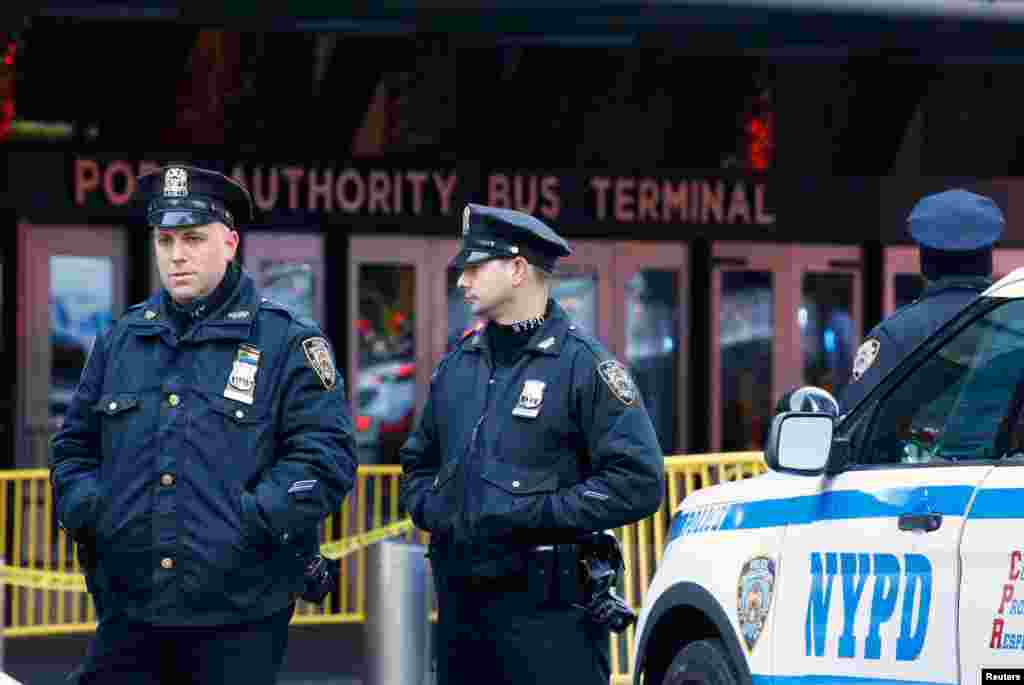 Petugas kepolisian berjaga di luar Terminal Bus New York Port Authority di New York City, 11 Desember 2017, setelah laporan sebuah ledakan.&nbsp;