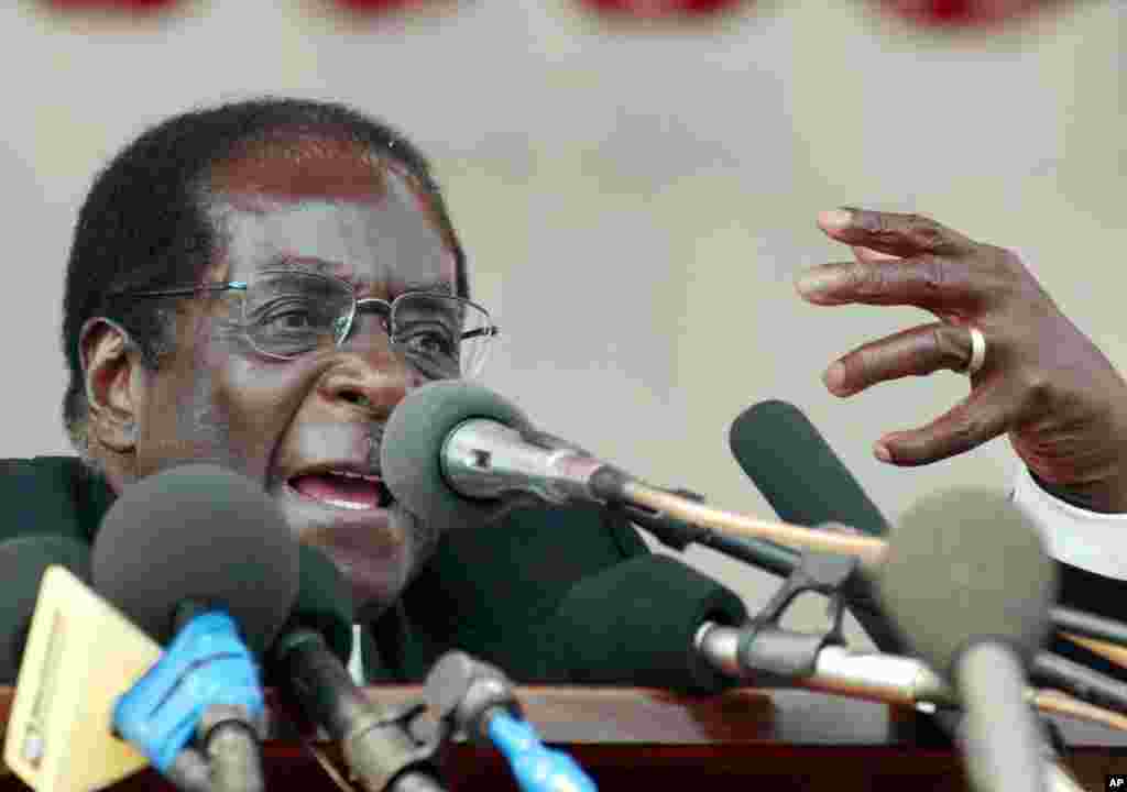 President Robert Mugabe speaks at a state funeral in Harare, Aug. 28, 2005.