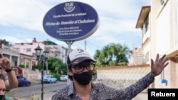 El actor y dramaturgo Yunior García, de 39 años, líder del grupo de Facebook llamado Archipiélago, habla con periodistas frente a la fiscalía en La Habana, Cuba, el 21 de octubre de 2021. REUTERS / Alexandre Meneghini