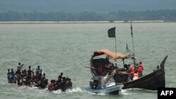 Kapal yang membawa Muslim Rohingya dari Myanmar, mencoba menyeberangi sungai Naf ke Bangladesh untuk menghindari kekerasan sektarian, dicegat oleh pejabat Penjaga Pantai Bangladesh di Teknaf, 18 Juni 2012. (Foto: dok).