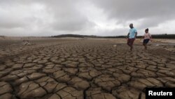 지난 1월 극심한 가뭄으로 남아프리카 케이프타운 인근 댐 수위가 급격히 내려가 바닥을 드러냈다. (자료사진)