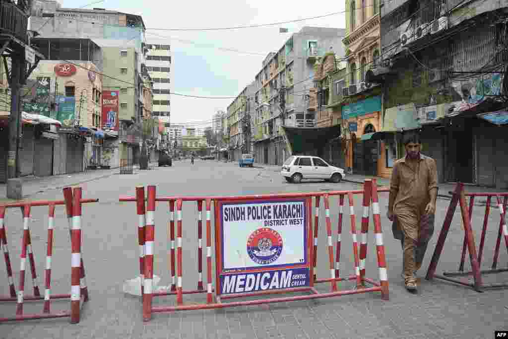 عوام کی نقل و حرکت محدود کرنے کے لیے مختلف مقامات پر رکاوٹیں کھڑی کی گئی ہیں۔