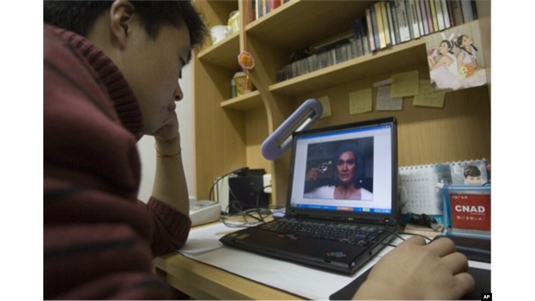 北大学生在电脑上看美国喜剧