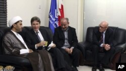 تصویر منتشر شده از سوی حزب الوفاق بحرین که دیدار تام مالینوفسکی با شیخ علی سلمان را نشان می دهد - ۶ ژوئیه ۲۰۱۴