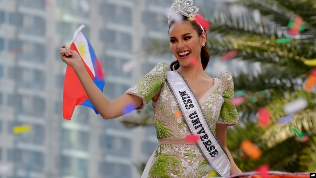 Miss Universe 2018, Catriona Gray, diarak dalam pawai meriah di luar kota Makati, Filipina, Kamis (21/2). 