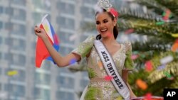 Miss Universe 2018, Catriona Gray, diarak dalam pawai meriah di luar kota Makati, Filipina, Kamis (21/2). 