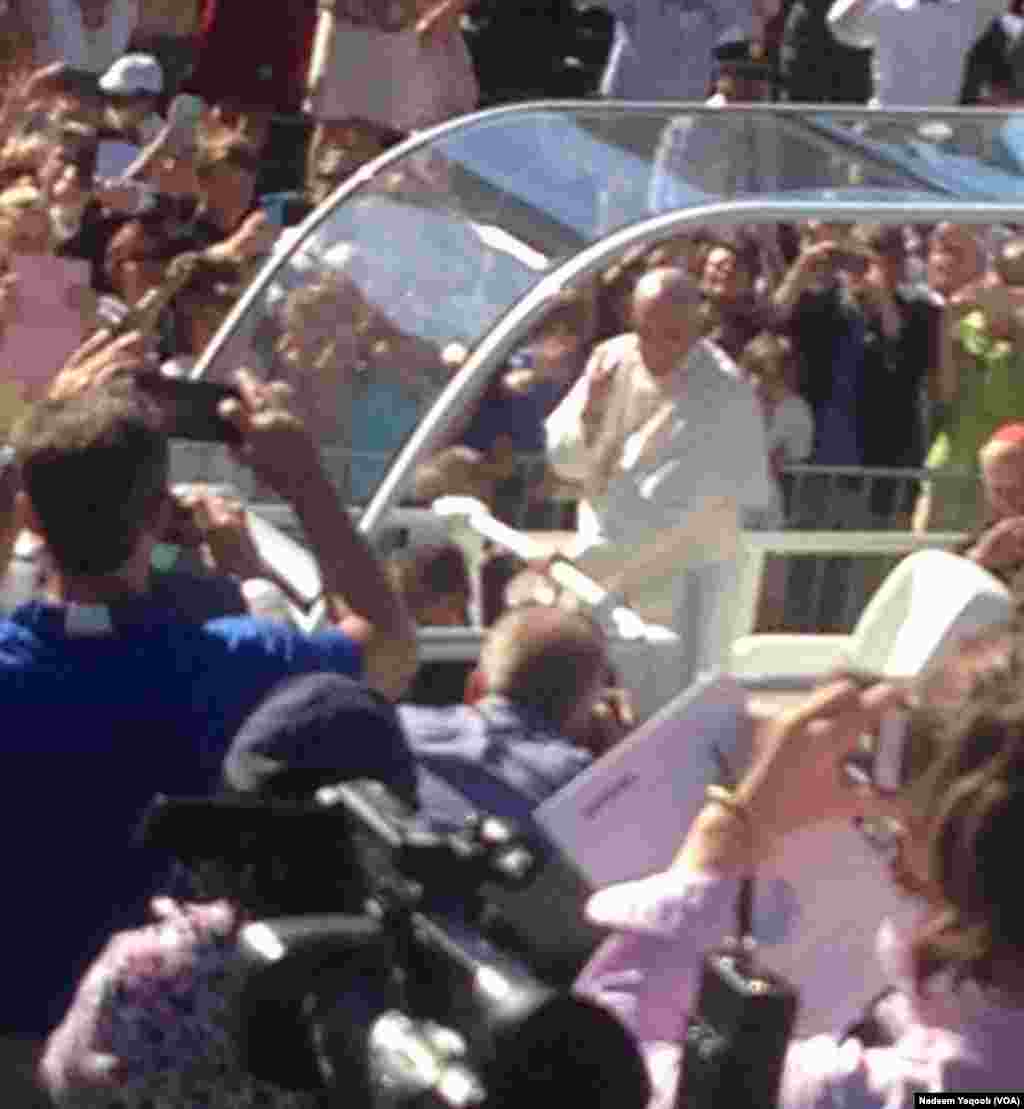 لوگ پوپ فرانسس کا استقبال کر رہے ہیں۔