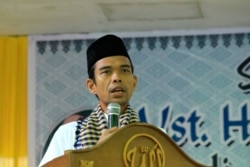 Ustadz Abdul Somad, an Indonesian Muslim preacher, speaking at a school event in Pekanbaru, Riau. (Foto: Wikipedia/Originally shot by Tengku Said Muhtarom Ismail)