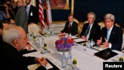 Bộ trưởng Ngoại giao Iran Mohammad Javad Zarif (trái) họp với Ngoại trưởng Hoa Kỳ John Kerry (phải) trong cuộc hội đàm với bộ trưởng ngoại giao các cường quốc ở Vienna, Áo, ngày 13 tháng 7, 2014.