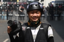 资料照：美联社摄影记者登佐(Thein Zaw)在被逮捕的前一天在仰光报道反军事政变集会。（2021年2月26日）