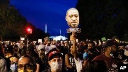 Waandamanaji Jumamosi Juni 6, 2020, wakiwa karibu na White House mjini Washington, DC wakilaani kifo cha Mmarekani Mweusi wakati akishikililwa na polisi Minneapolis, Minnesota. (AP Photo/Jacquelyn Martin)