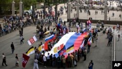 五月一日，數千名俄羅斯工會成員在莫斯科紅場舉行了盛大的國際勞動節慶祝遊行活動。遊行者手中揮舞著國旗，或牽著彩色氣球，更有不少人舉著支持總統普京的標語牌。