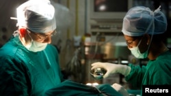 Deux médecins indiens entament une procédure chirurgicale à Mumbai, en Inde, le 9 mai 2008.